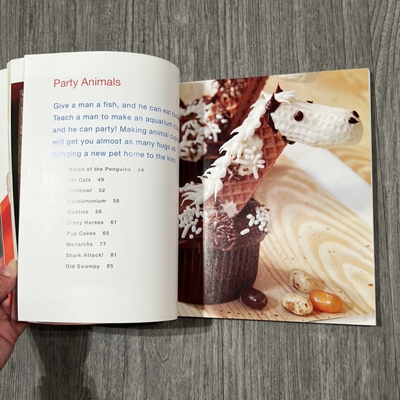 Hello, Cupcake!: Irresistibly Playful Creations Anyone Can Make Paperback Book - Picture 3 of 6